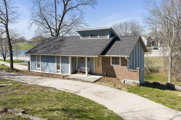 12374 Pinehurst Drive, Kansas City, KS 66109