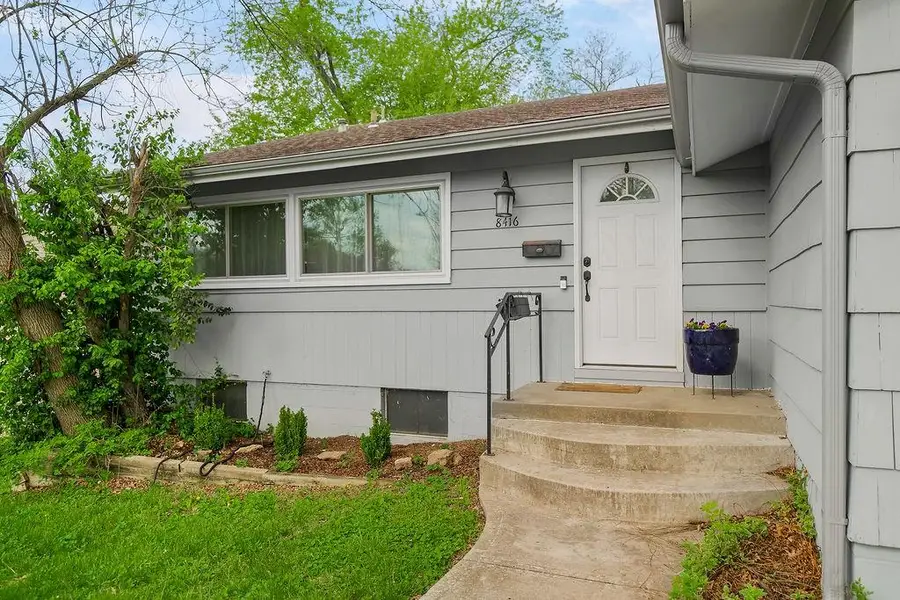 8416 Kenwood Avenue, Kansas City, MO 64131 - #2