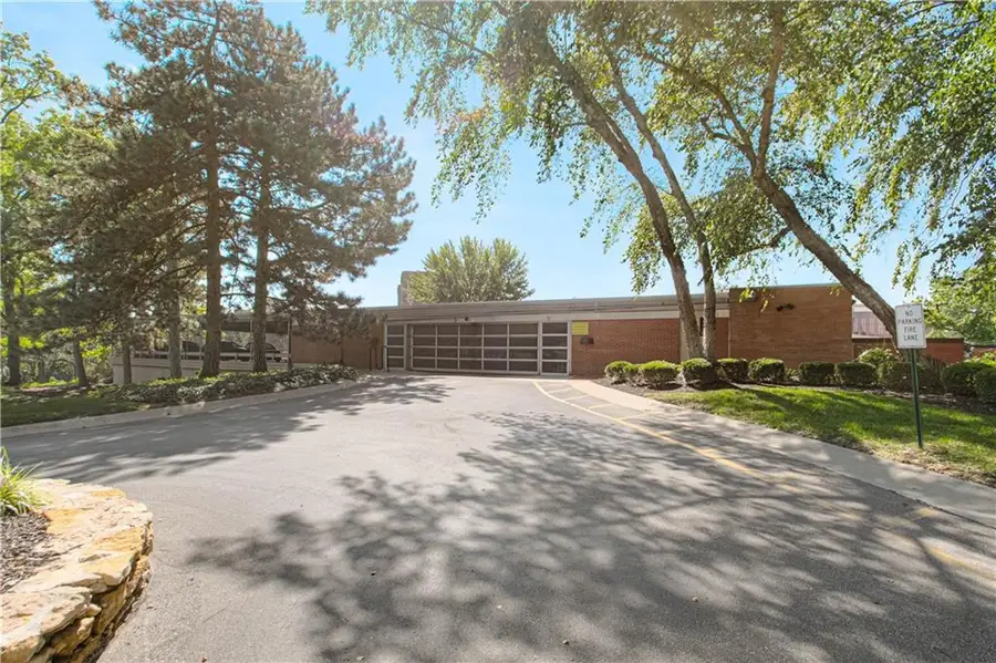 4550 Warwick Boulevard #1205, Kansas City, MO 64111 - #3