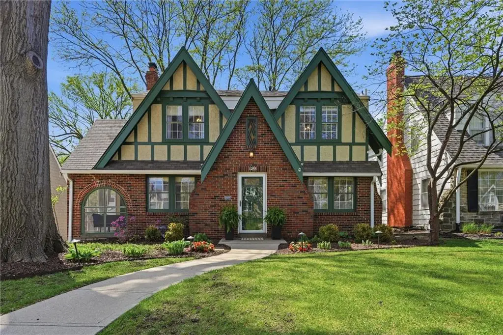 1233 W 72nd Street, Kansas City, MO 64114 - #1