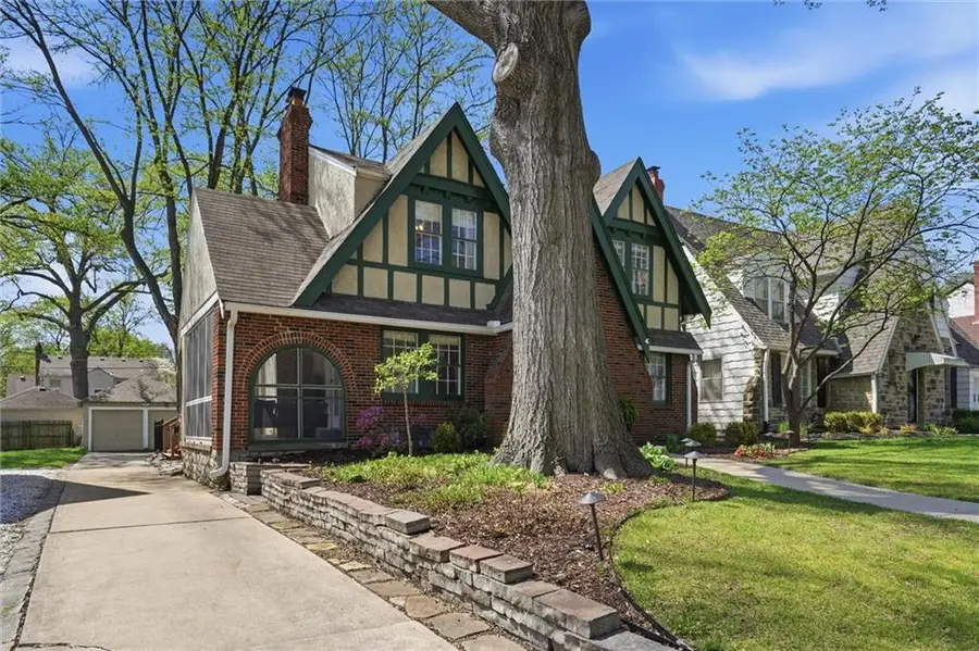 1233 W 72nd Street, Kansas City, MO 64114 - #3