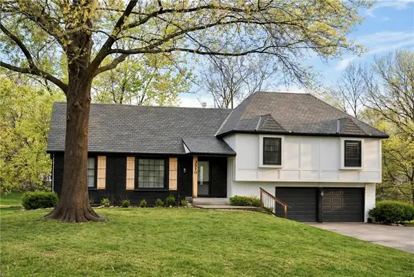 3510 NE Kingwood Place, Lee's Summit, MO 64064