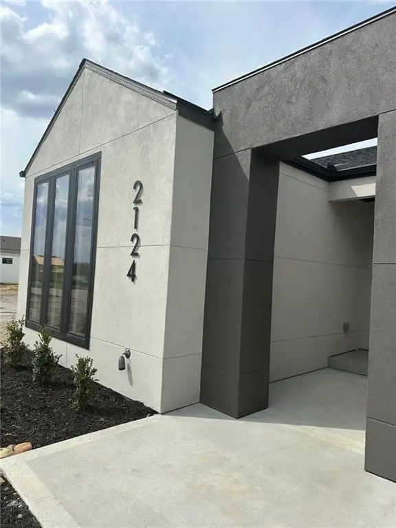 2124 SW Wheatfield Drive, Lee's Summit, MO 64082