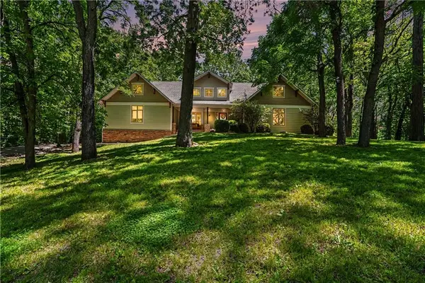 7605 E Forest Lakes Drive, Kansas City, MO 64152