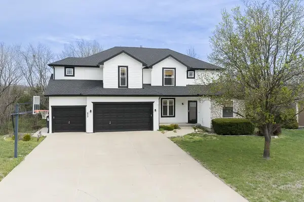 672 Everly Court, Lansing, KS 66043