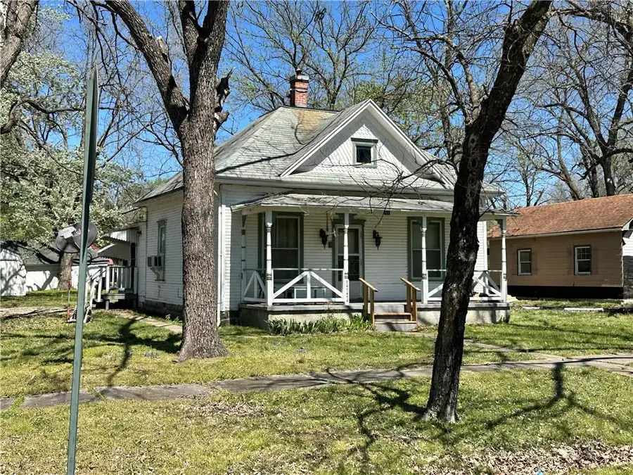 111 W 7th Street, Pleasanton, KS 66075 - #2