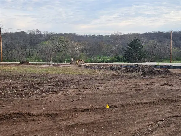 7031 Oak Ridge Drive, Shawnee, KS 66217