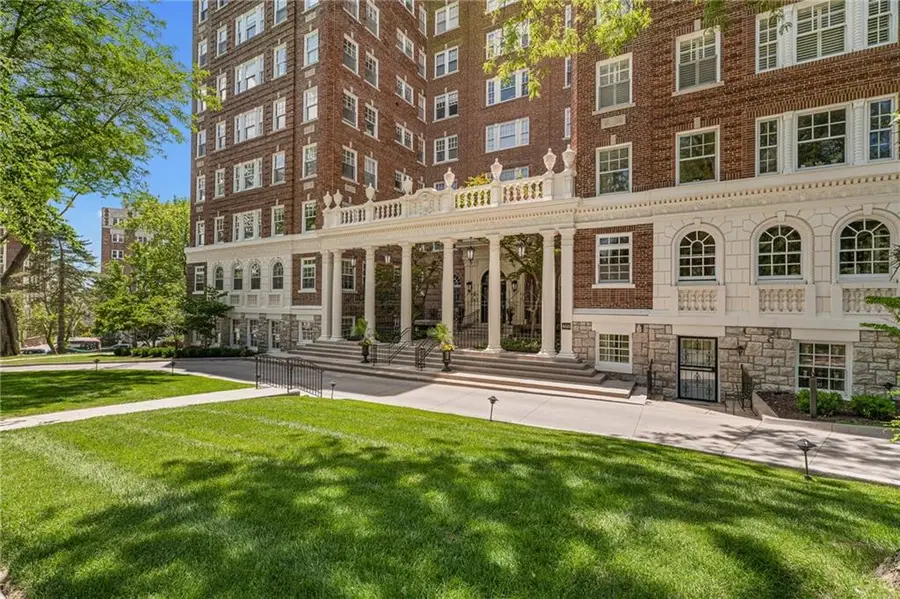 4618 Warwick Boulevard #6C, Kansas City, MO 64112 - #2