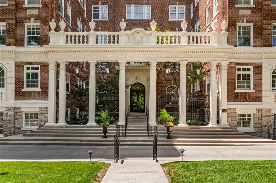 4618 Warwick Boulevard #6C, Kansas City, MO 64112 - #3