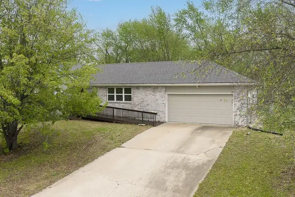 505 Laughlin Drive, Tonganoxie, KS 66086