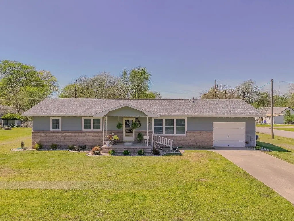 2009 Washington Avenue, Baxter Springs, KS 66713 - #1