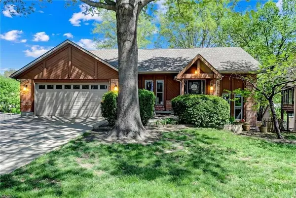 6513 Cottonwood Drive, Shawnee, KS 66216