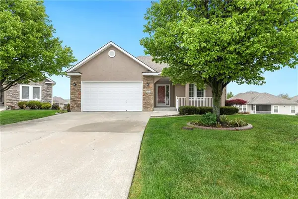 900 SW Olympia Court, Lee's Summit, MO 64082
