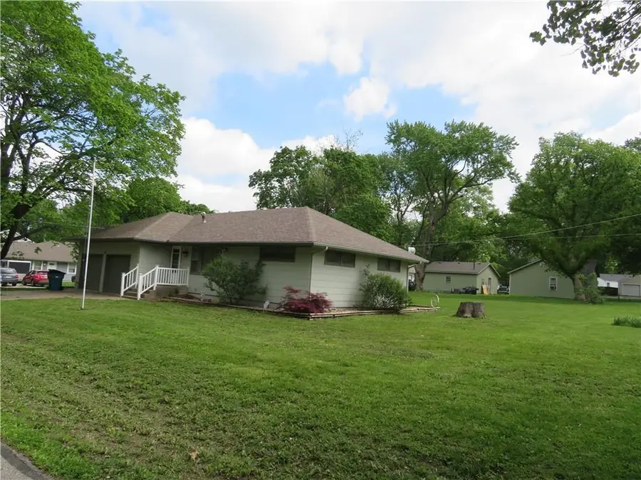 601 S Mulberry Street, Louisburg, KS 66053 - #2