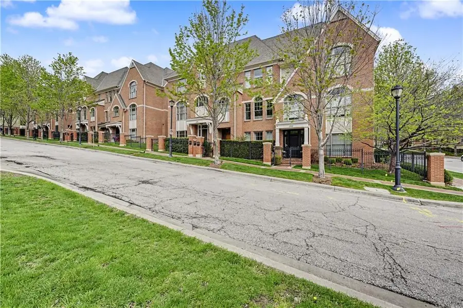 202 W 50th Street, Kansas City, MO 64112 - #3