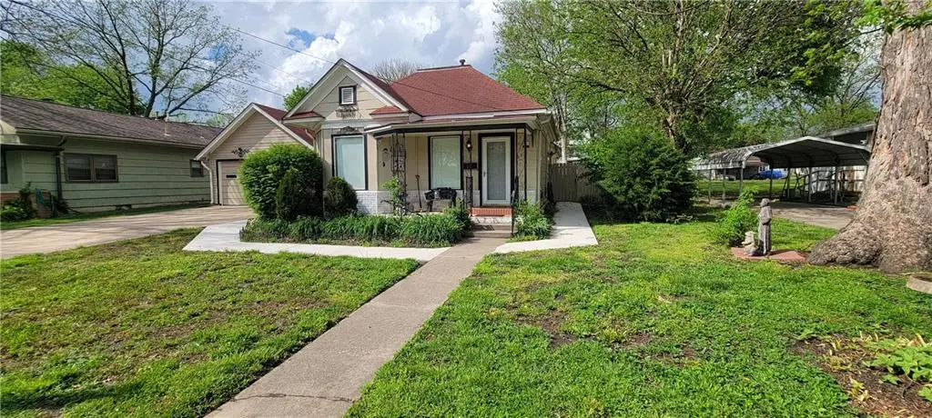 514 E Neosho Street, Iola, KS 66749 - #1
