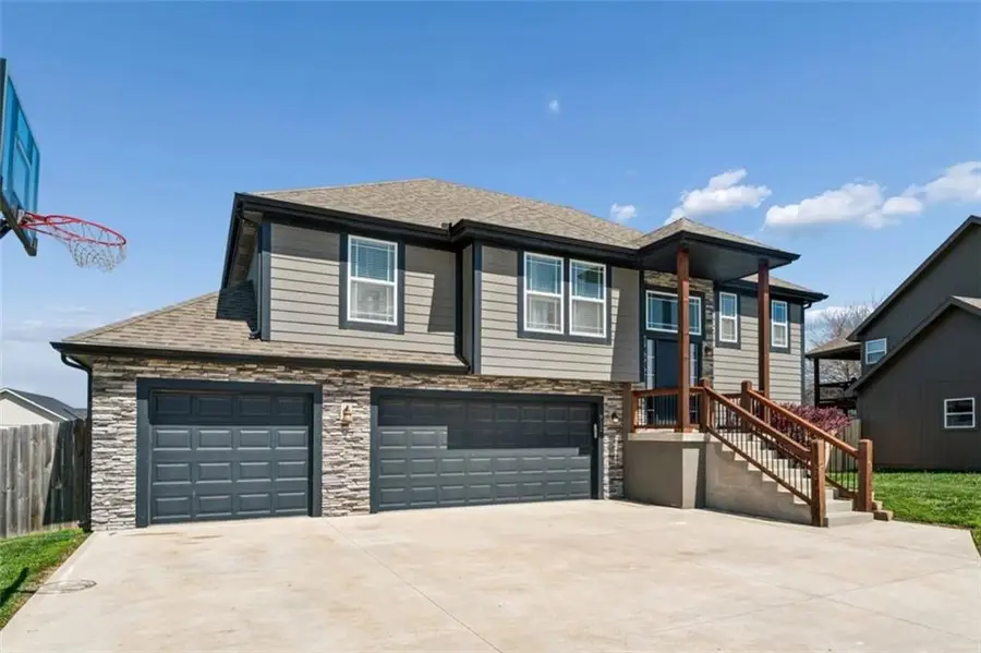 912 N Hickory Drive, Tonganoxie, KS 66086 - #2