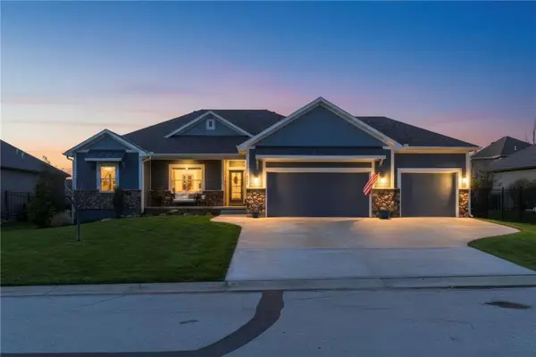 4224 S White Sands Court, Blue Springs, MO 64015