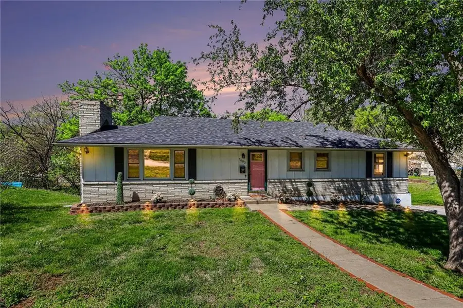 7002 N Baltimore Avenue, Gladstone, MO 64118 - #2