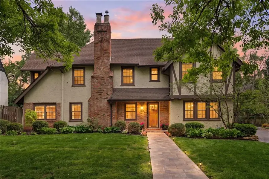1211 W 61st Terrace, Kansas City, MO 64113 - #2
