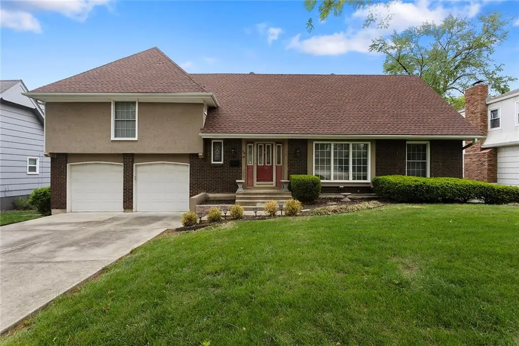 10 W Bridlespur Drive, Kansas City, MO 64114 - #1