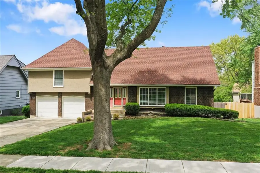 10 W Bridlespur Drive, Kansas City, MO 64114 - #2