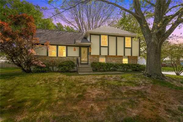 615 SE Westwind Drive, Lee's Summit, MO 64063