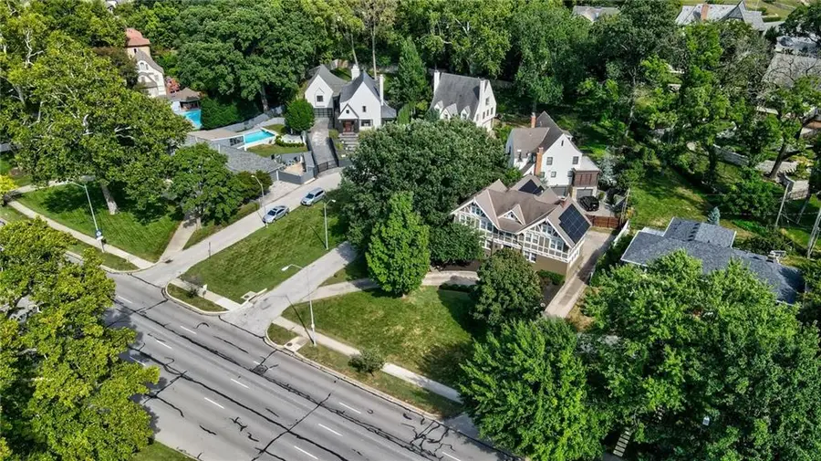 4975 Ward Parkway Boulevard, Kansas City, MO 64112 - #2