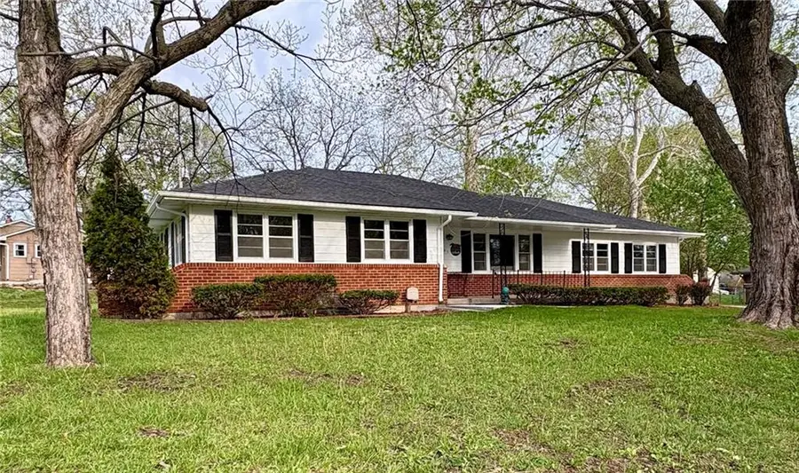 401 James Street, Harrisonville, MO 64701 - #2