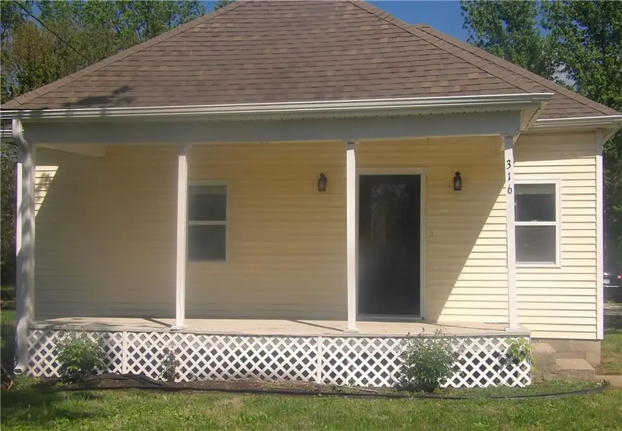 316 N Hickory Street, Garnett, KS 66032 - #2