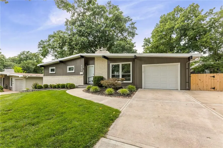 8404 Shawnee Lane, Overland Park, KS 66212 - #2