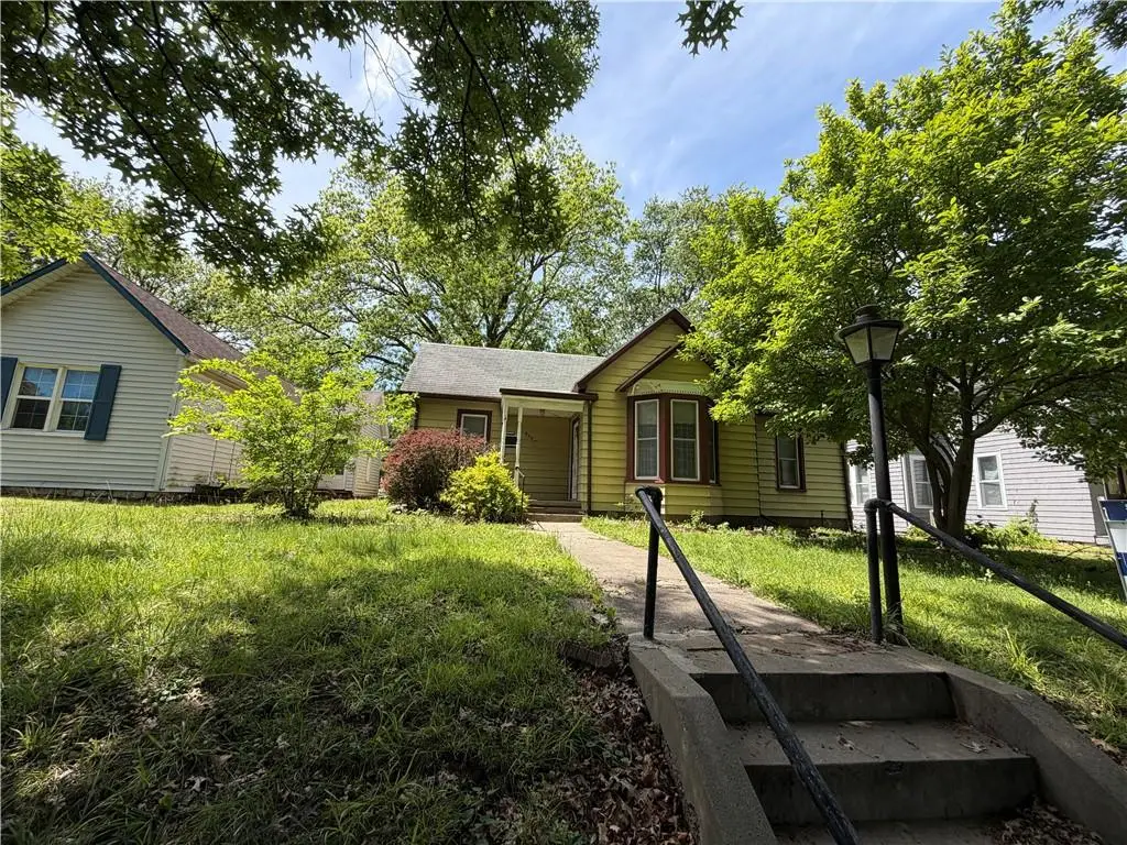 920 Columbia Avenue, Leavenworth, KS 66048 - #1