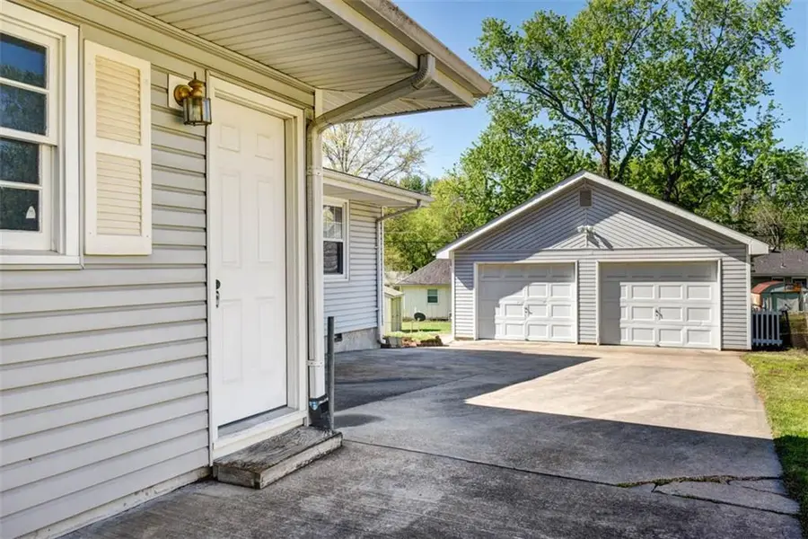 802 N Crow Avenue, Independence, MO 64056 - #3