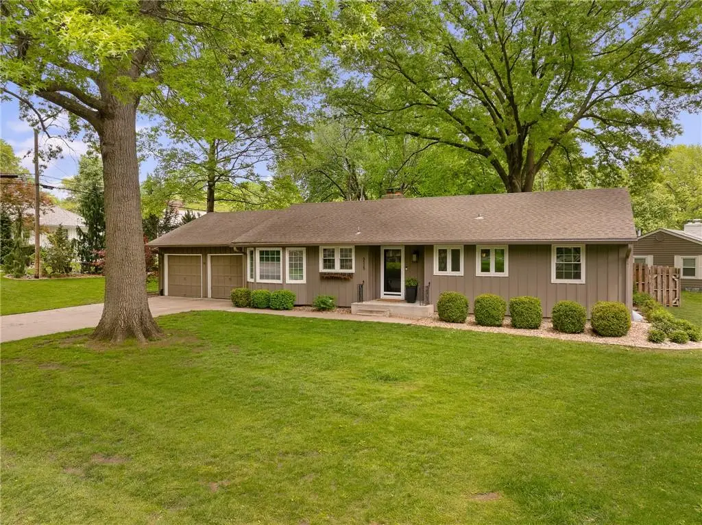 6525 Hodges Drive, Prairie Village, KS 66208 - #1