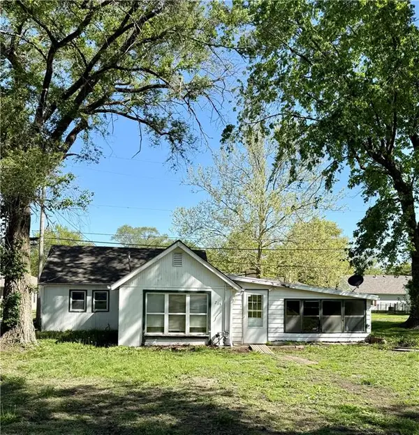 215 W 3rd Street, Tonganoxie, KS 66086