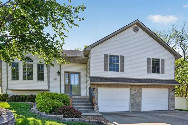 634 Hillcrest Circle, Lansing, KS 66043