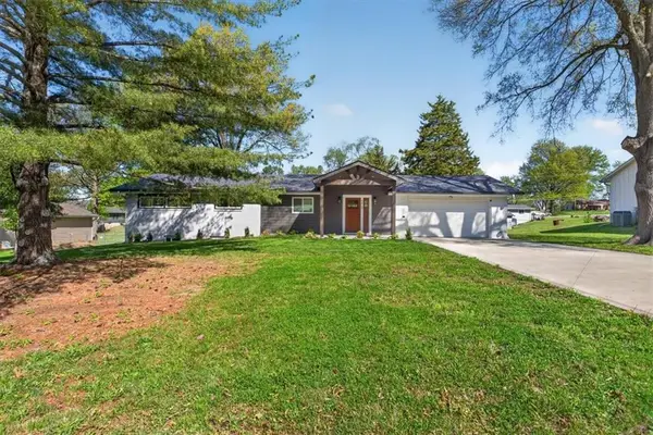 7810 NW Bluegrass Drive, Parkville, MO 64152