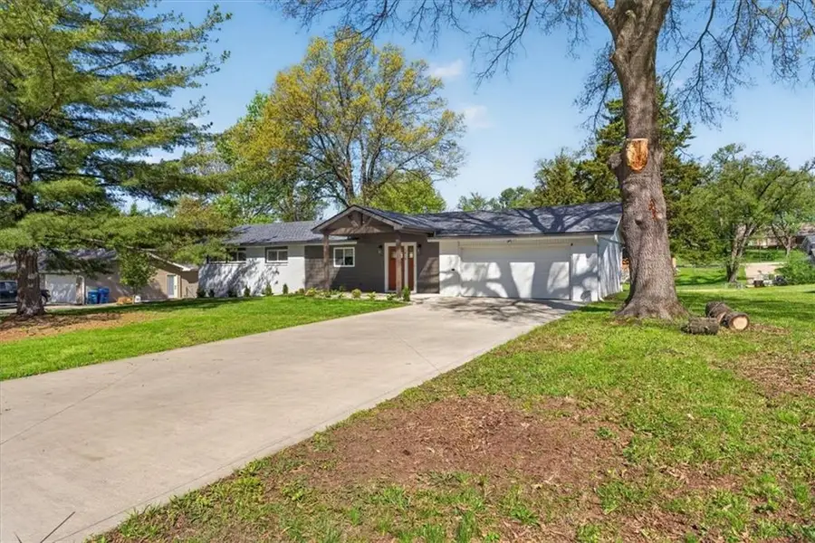 7810 NW Bluegrass Drive, Parkville, MO 64152 - #2