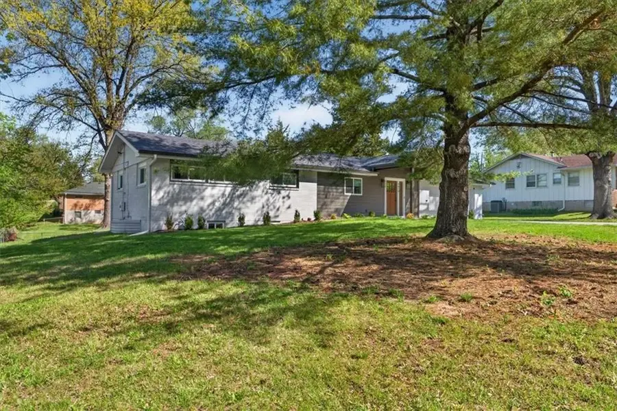 7810 NW Bluegrass Drive, Parkville, MO 64152 - #3