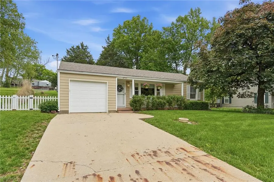 5711 N Amoret Avenue, Kansas City, MO 64151 - #3