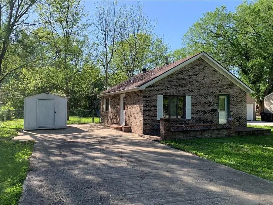 8404 Greenwood Road, Raytown, MO 64138 - #2