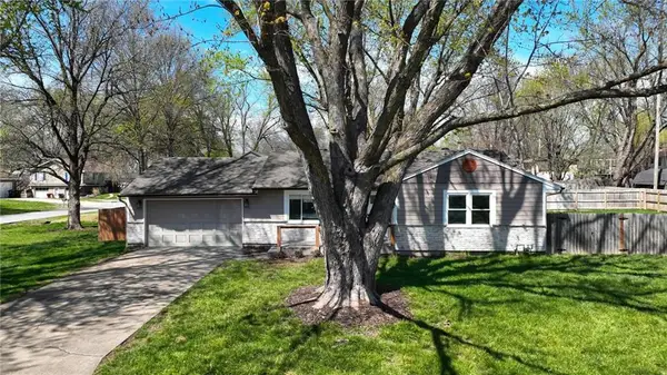 1604 Ridgeway Drive, Greenwood, MO 64034