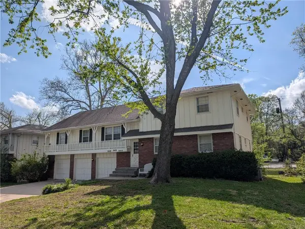 8414 Travis Lane, Overland Park, KS 66212