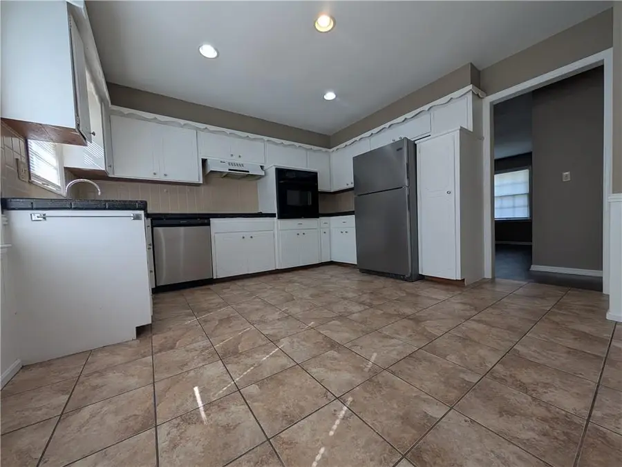 8414 Travis Lane, Overland Park, KS 66212 - #2