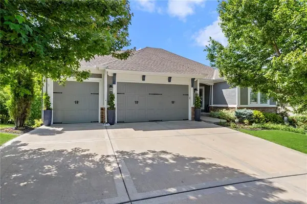 5874 S National Drive, Parkville, MO 64152