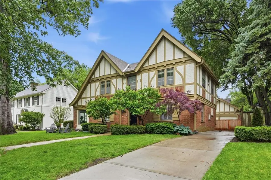 615 W 67th Street, Kansas City, MO 64113 - #2