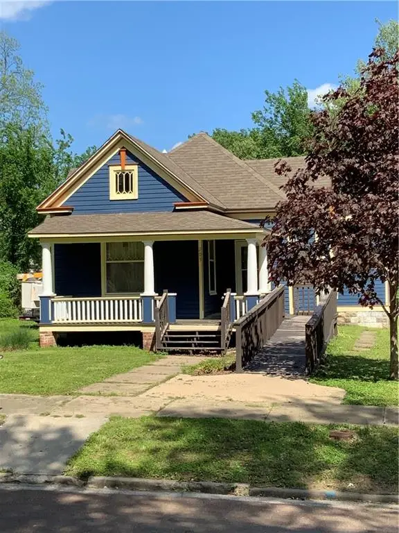 209 S Oak Street, Iola, KS 66749 - #3