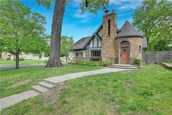 300 E Dartmouth Road, Kansas City, MO 64113