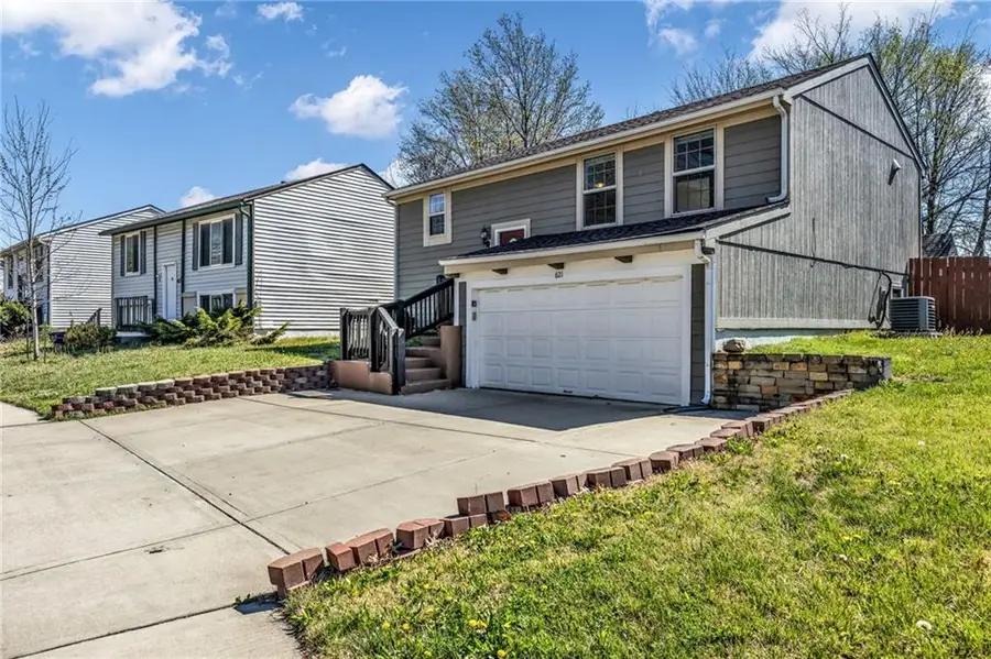 621 E Bristol Lane, Olathe, KS 66061 - #2