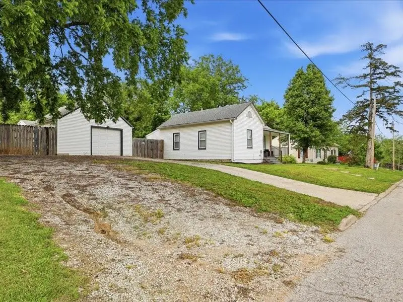 115 E Morse Avenue, Bonner Springs, KS 66012 - #2